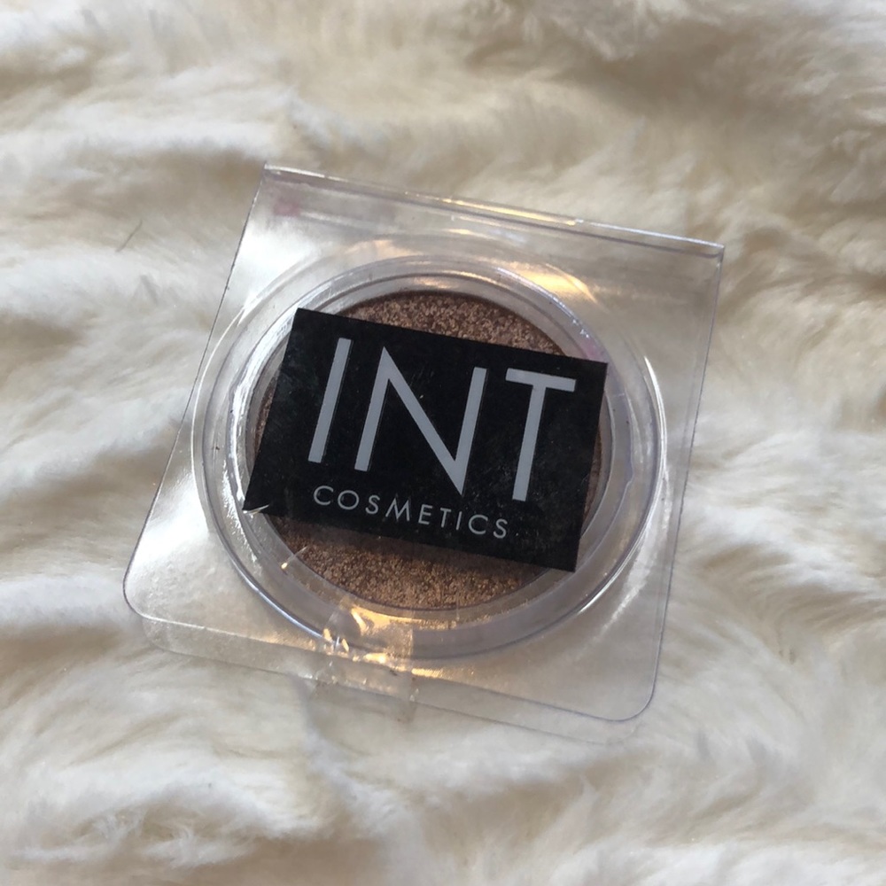AVAILABLE IN MYSTERY BOX ~ INT gold eyeshadow
